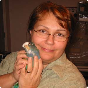 L'éleveuse d'oiseau et son perroquet domestique